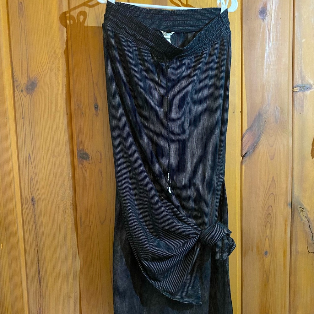 Maxi skirt black size small